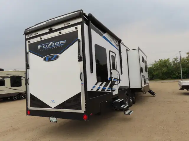 2023 Keystone Fuzion 430 Fifth-Wheel Toy Hauler in Travel Trailers & Campers in Regina - Image 4