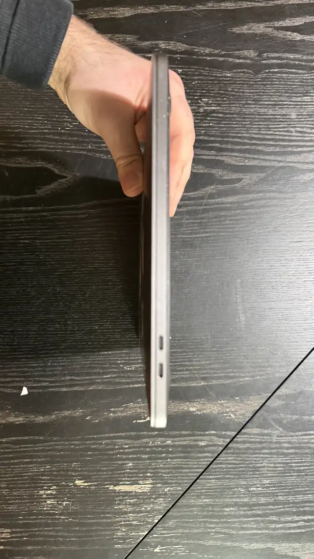 2017 MacBook Pro 4-Port + Monitor & Accessories in Laptops in City of Montréal - Image 10