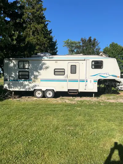 1998 5th wheel camper with bunks. Has some delamination on outside and header above tip out needs so...