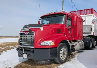 2009 - Mack cxu 613 $ 23,500.00 - 1,050,000 km - wet kit. - MP8 505 hp Engine - Eaton Fuller Automat...