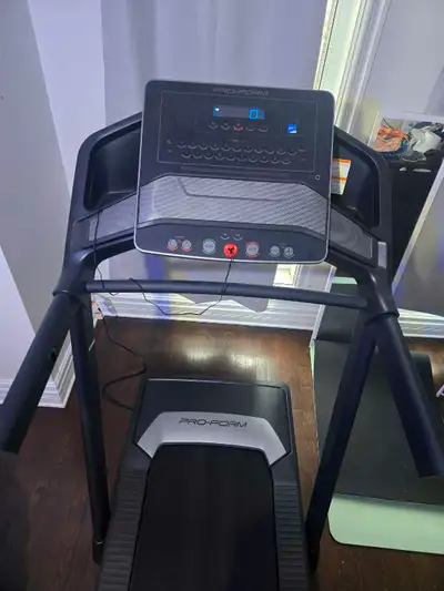 Je vends mon tapis de course ProForm Carbon TL en EXCELLENT état. Ce tapis de course est parfait pou...