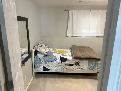 Clean, furnished room available NOW near Brock, Pen Centre