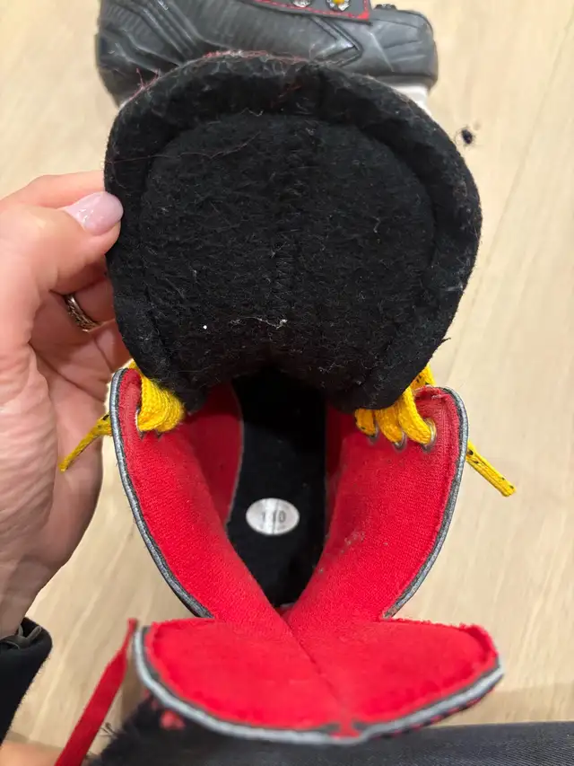 Bauer Youth 10 Y10 hockey skates in Skates & Blades in Oakville / Halton Region - Image 5