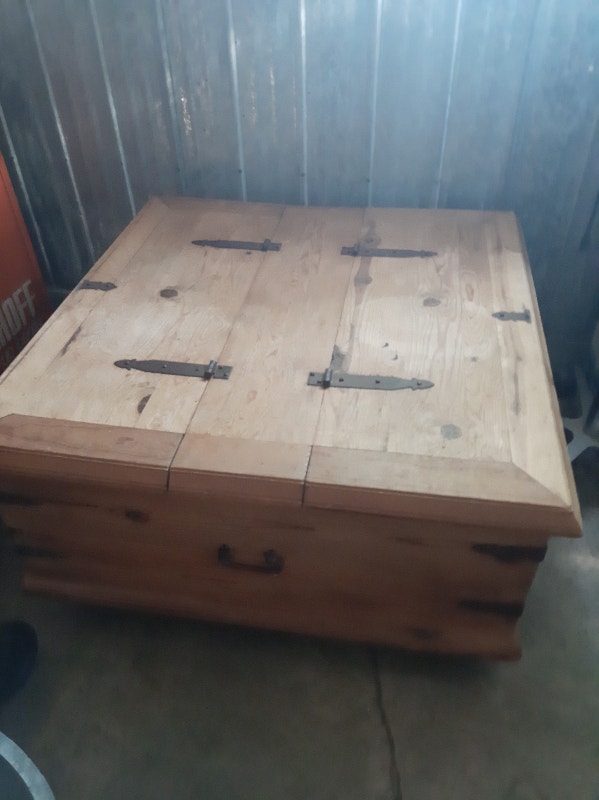 ANTIQUE COFFRE IDÉAL RANGER LE BOIS OU TABLE DE SALON SUR ROUE Tables