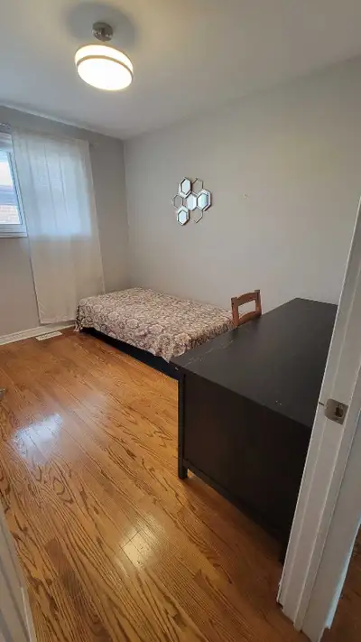 Private Rooms on Main Floor for Rent : Oshawa Clean, safe, and quiet place * Ideal for individual us...