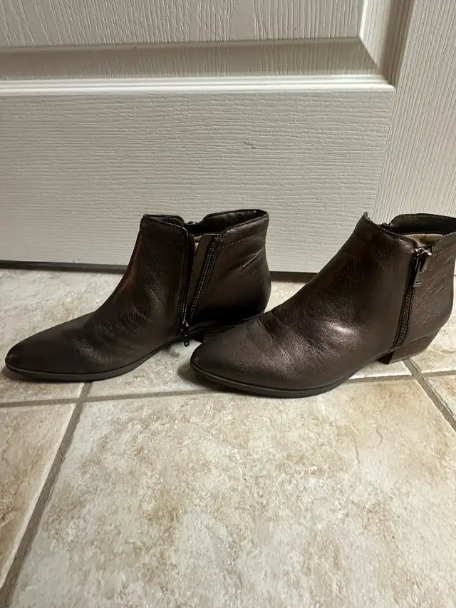 UGG Women’s Winter Boots,shoes,Ankle Bootie &Flats in Women's - Shoes in Mississauga / Peel Region - Image 4