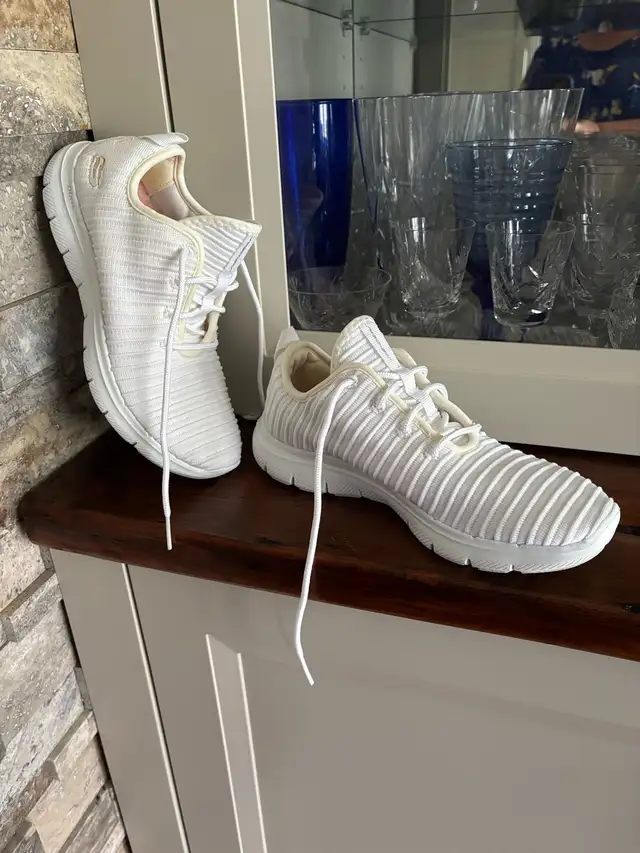 Skechers Sneakers running shoes in Men's Shoes in Kitchener / Waterloo - Image 2