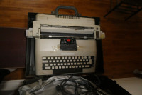 Dactylo ou machine à écrire Olivetti Lexikon 82Pour décoration