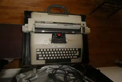 Dactylo ou machine à écrire Olivetti Lexikon 82Pour décoration, View more