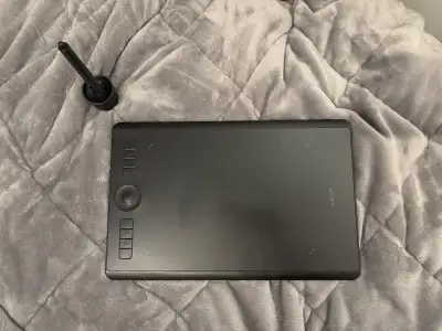 Wacom Intuos Pro M (PTH-660) Tablette Wacom intuos pro medium size, testée et fonctionnant parfaitem...