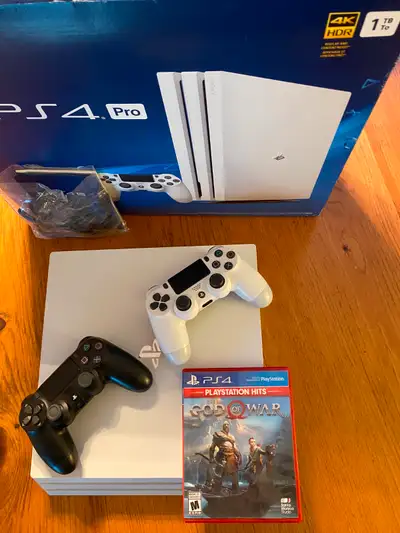 PS4 pro en bon état qui fonctionne parfaitement. 2 manettes, un jeu. Il ne manque que la câble HDMI.