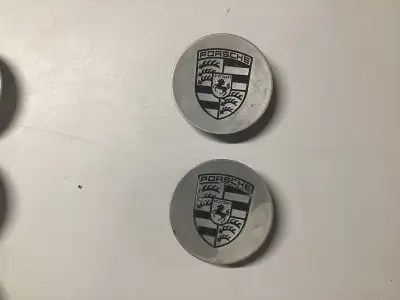 2 Centercap Porsche. Prix 30$ pour les 2. Contactez Claude