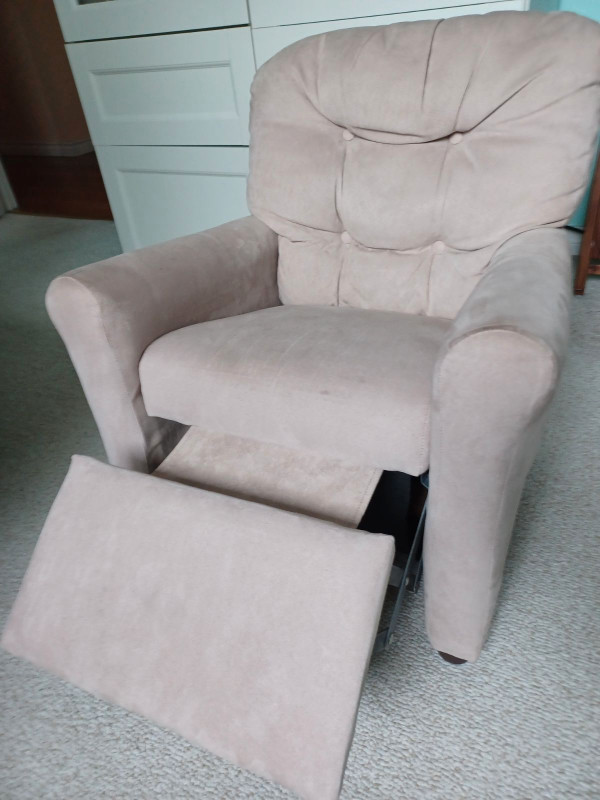 Kids reclining chair -22" width, 21" depth, 26 height in Chairs & Recliners in Hamilton