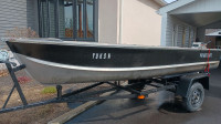 Bateau de peche avec remorque / Fishing boat with trailer