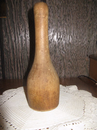 Pilon de bois antique.