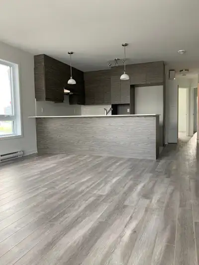 2 chambres à coucher de bonnes dimensions Salle de bain complète avec bain et douche indépendante Ai...