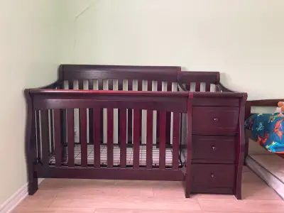 Lit de bébé et table à langer, View more