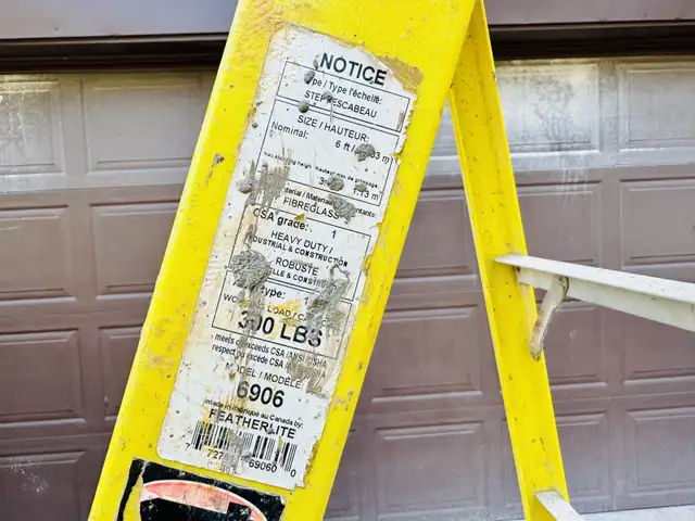 Featherlite 6 ft heavy duty CSA grade 1 ladder - used in Ladders & Scaffolding in City of Toronto - Image 5
