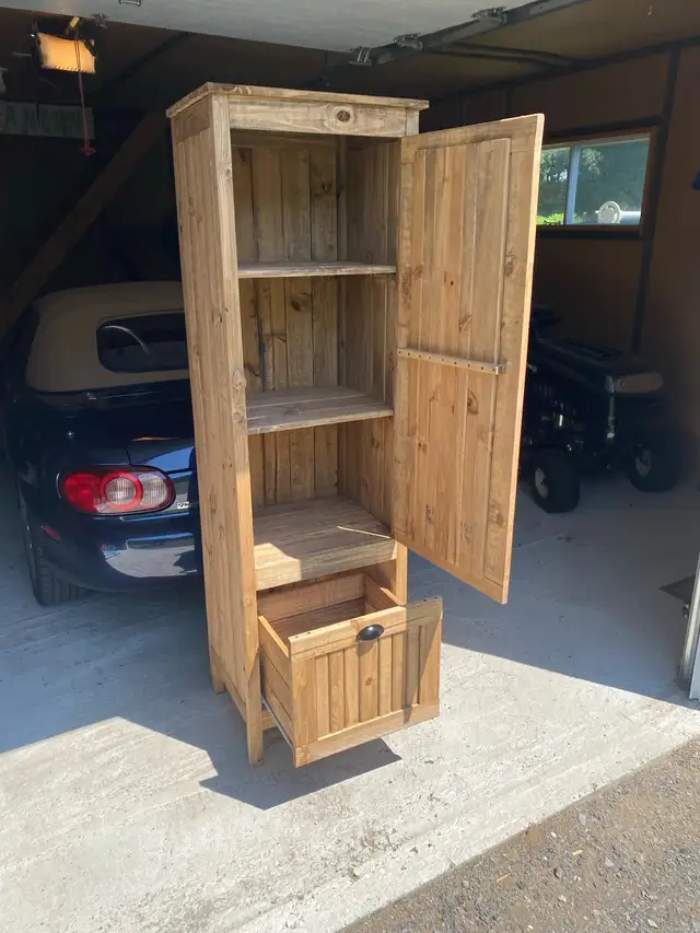 armoire style antique (non négociable)250$ chacune in Dressers & Wardrobes in Lanaudière - Image 3
