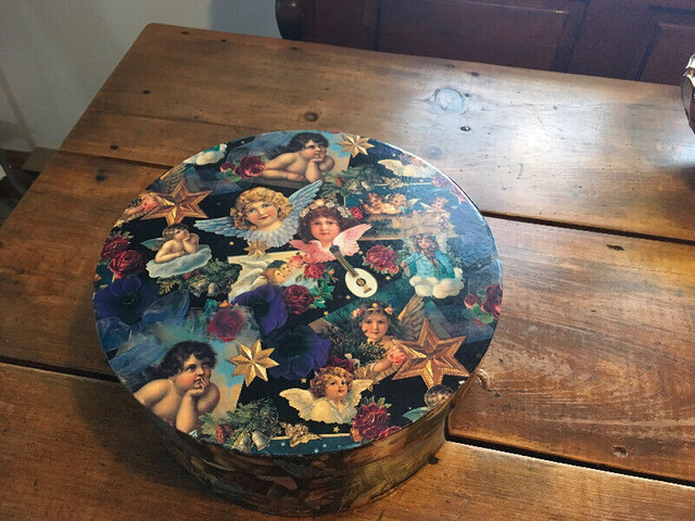 Boîte à chapeau avec chapeau le tout en parfaite condition. dans Art et objets de collection  à Ouest de l’Île - Image 2