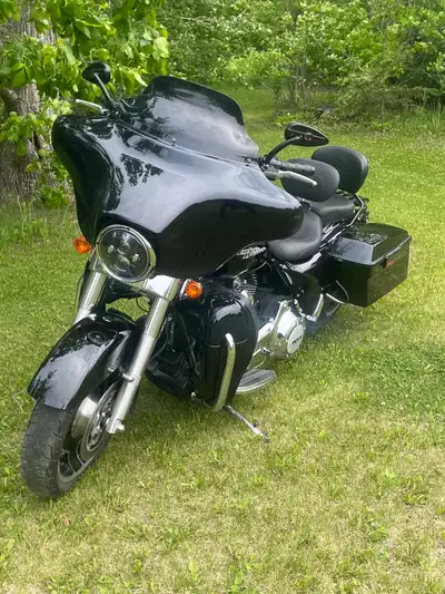 2013 Harley street glide 53,693 kms 31,000 put on by current owner.. Mustang two piece seat, driver...