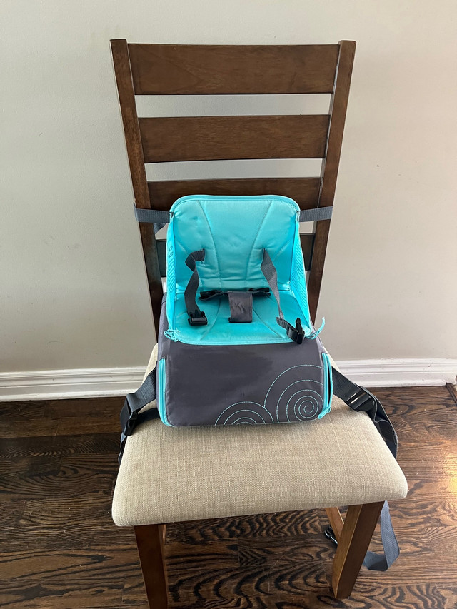 Brica Travel Dining Booster Seat / Siège réhausseur de voyage  dans Nourriture et chaises hautes  à Ville de Montréal - Image 2