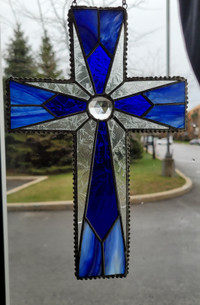 Vitrail en forme de croix - Cross shaped stained glass