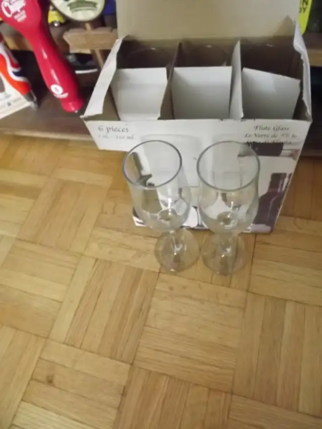 BRAND NEW BOX SET OF 5 WINE GOBLETS/7 OZ. 210 ML /FLUTE GLASS