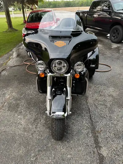 I am selling a 2022 Harley triglide . Very low kms . This trike is in great shape pretty much Brand...