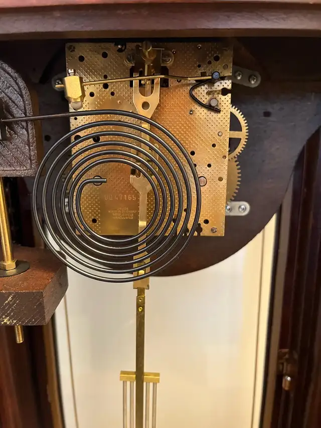 Vintage Ethan Allan Pendulum Chiming Mantle Clock Mahogany Brass in Home Décor & Accents in City of Toronto - Image 9