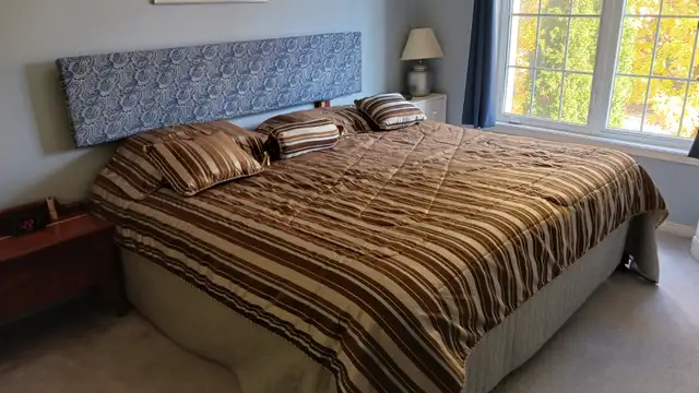 Queen size comforter in Bedding in Ottawa - Image 4