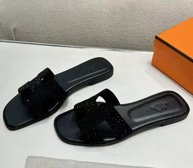 Hermes sandals in Women's - Shoes in Calgary - Image 3