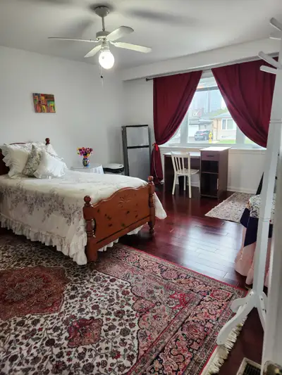 Spacious Furnished Master Bed/Rental One Female Only/5’ Yorkdale Mall AVALIABLE: September 1st, 2026...