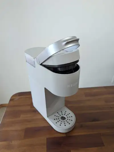 This is a used Keurig K-mini coffee maker, perfect for brewing single cups of coffee quickly and eas...