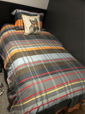 Couvre couette lit simple+couvre oreiller +coussin dans Literie  à Laval/Rive Nord