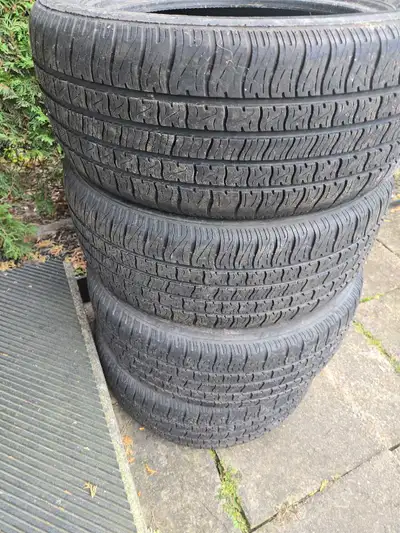 4 pneus Motomaster 205 55 R16 un excellentes conditions bon pour encore au moins deux à trois été à...