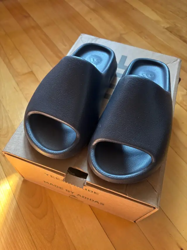 Yeezy Slide in Clothing, Shoes & Accessories in City of Montréal - Image 2