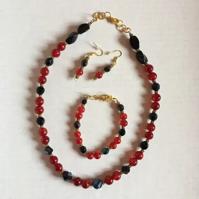 Black and Red Faux Pearl Set (New) in Jewellery & Watches in City of Montréal - Image 2