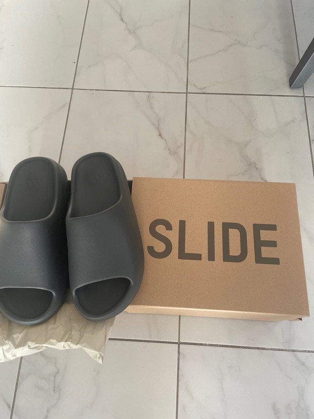 Yeezy Slides US 10 Onyx Grey dans Chaussures pour hommes  à Longueuil/Rive Sud
