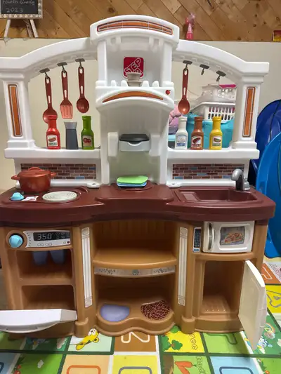 Encourage imaginative play with this Step2 Kitchen. It's in used condition but ready for hours of fu...