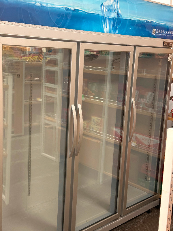 Commercial freezer, three doors -20 ℃（-4°F） in Storage Containers in Delta/Surrey/Langley - Image 2