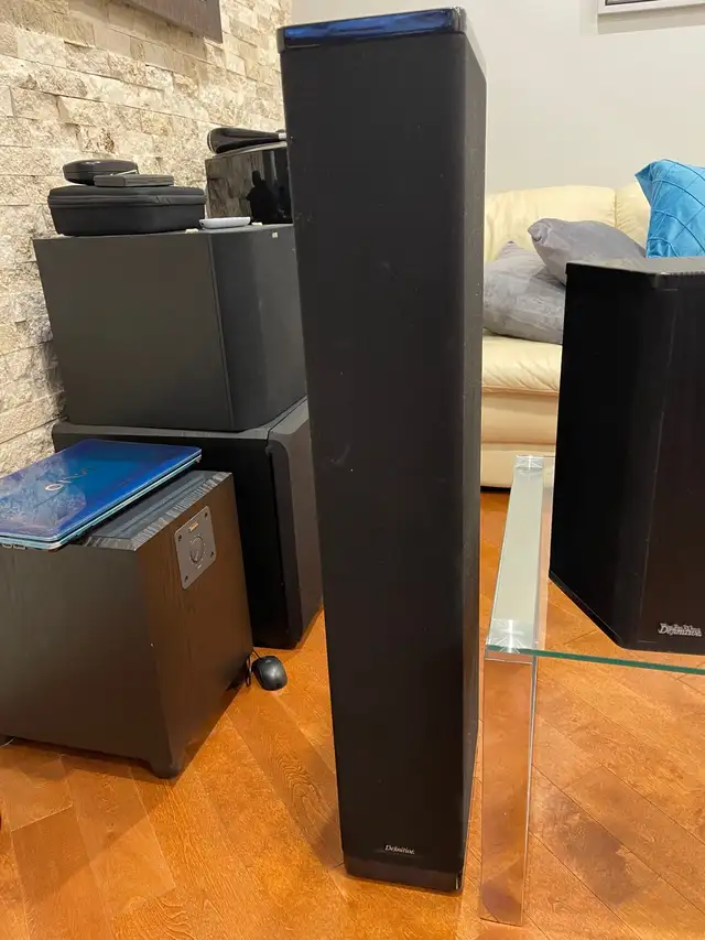 Definitive Technology set of 5 speakers in Speakers in Markham / York Region - Image 3