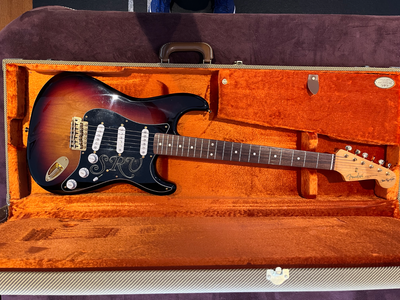 FENDER STRAT STEVIE RAY VAUGHAN SIGNATURE SECOND OWNER MADE IN U.S.A. GOLD HARDWARE BRAND NEW CONDIT...