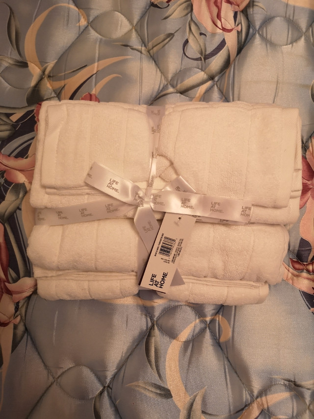 Towel Set - 6 Piece in Bathwares in Edmonton - Image 3