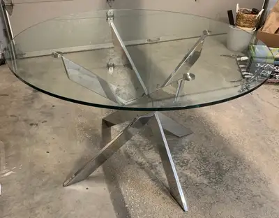 Hauteur de la table / Table height: 29.6" Circonférence / Circumference: approx 47" Bonne qualité /...
