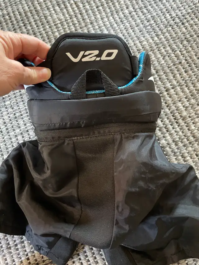 Youth small hockey pants VIC in Hockey in Calgary - Image 4