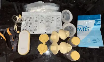 Medela Freestyle flex pump and accessories Includes: ✅ Collection cups ✅ Flanges in both 21mm and 24...