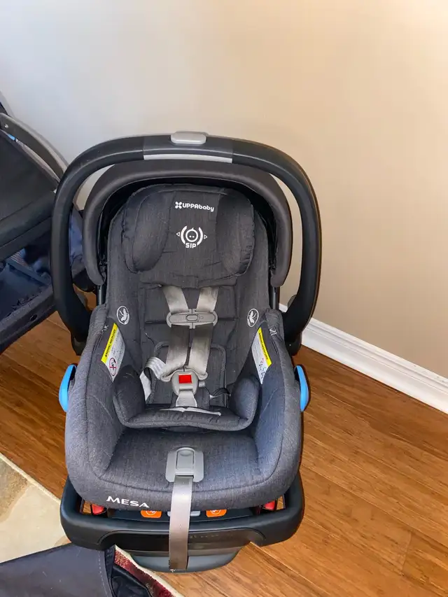 Uppababy Vista stroller with bassinet ( car seat extra cash )  in Strollers, Carriers & Car Seats in Markham / York Region - Image 4