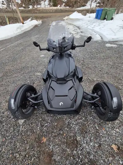 Ryker Can-Am 900cc 2019 en bonne condition vient avec toute les huile pi toile de transport speaker...