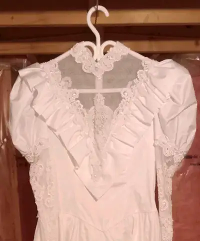 Taffeta and Lace Wedding Dress with train and veil for sale. Only $85. Second pic back (look at all...